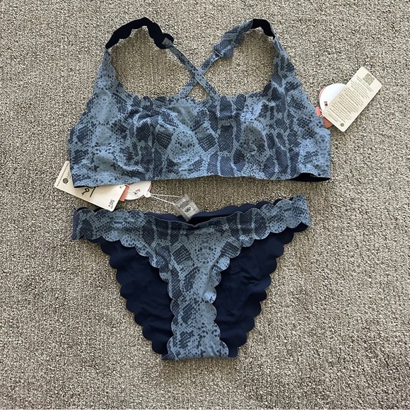 PQ Swim Reversible Seamless Wave Halter Bikini‎ Top L & Seamless Wave Bikini M - Picture 3 of 9